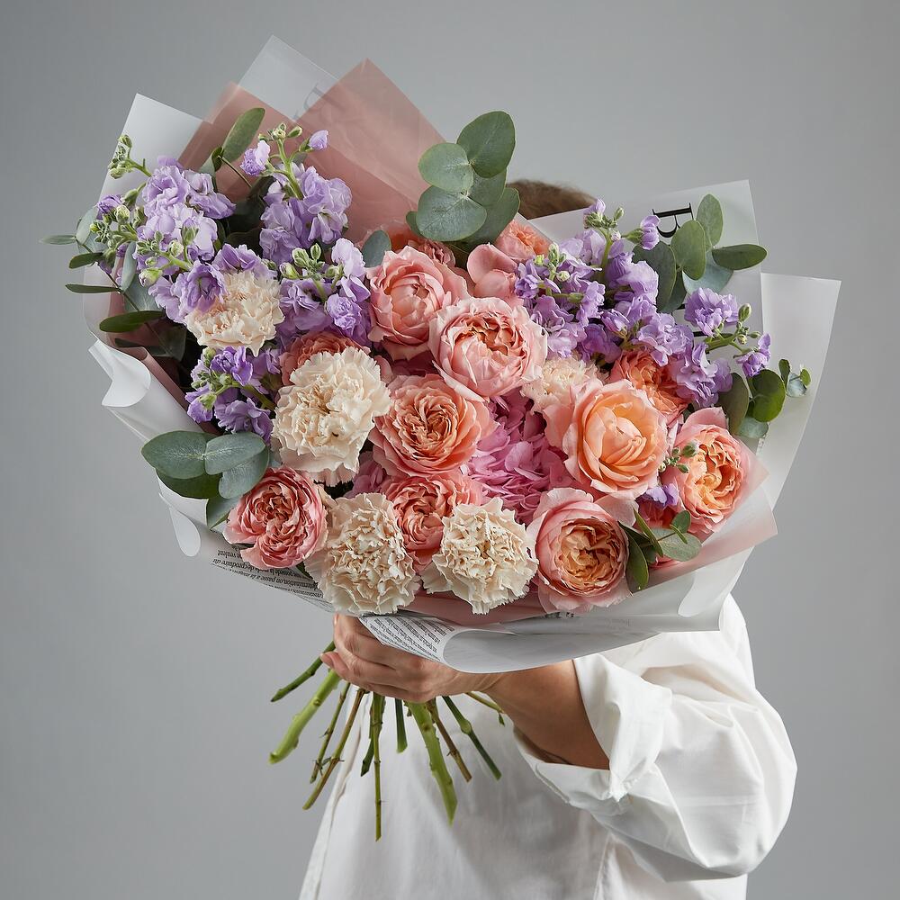 Букет с садовыми розами и ароматной маттиолой