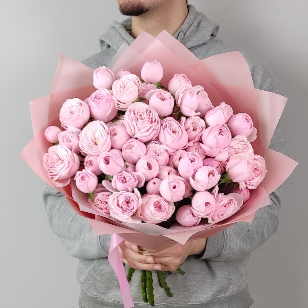 Букет из нежных розовых кустовых пионовидных роз Мэнсфилд