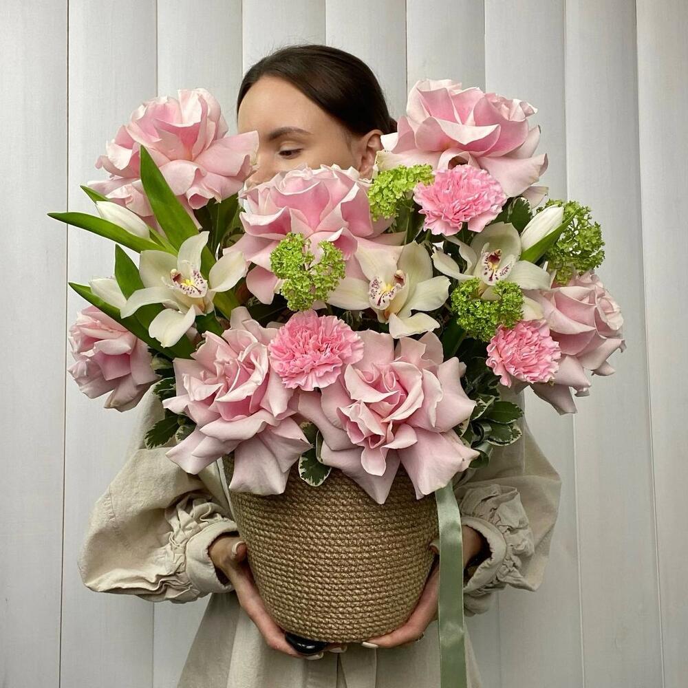 Корзина из джута с французскими розами, орхидеями, тюльпанами и вибурном