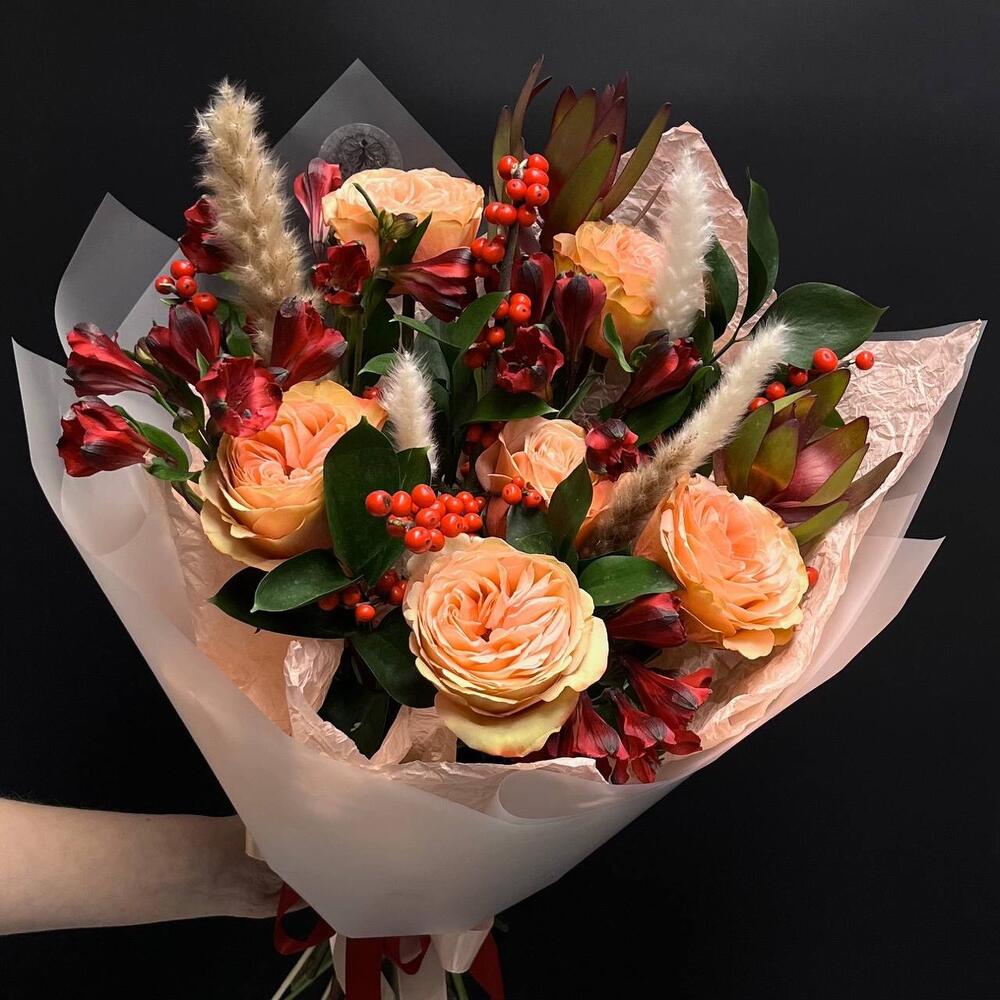 Яркий квартет L, осенний букет из оранжевой розы, красных ягод и альстромерии