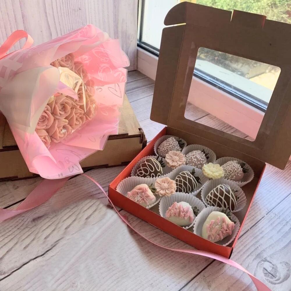 Букет из шоколадных роз с набором из клубники в шоколаде